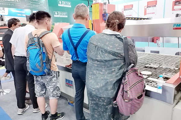 PMT اكتسبت آلة القطع بنفث الماء شعبية كبيرة في المعرض