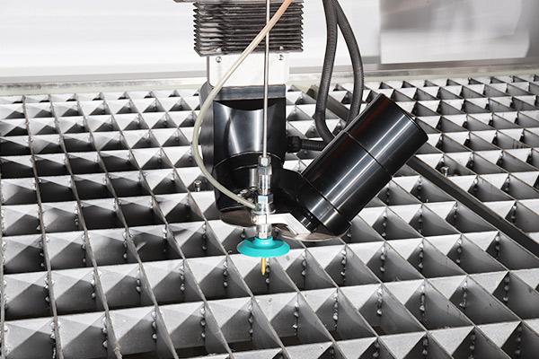 تطبيق المياه النفاثة في صناعة الزجاج