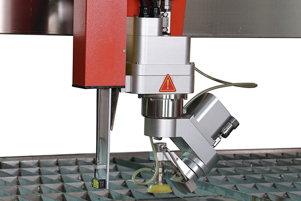 كيفية استخدام آلات القطع بنفث الماء بأمان