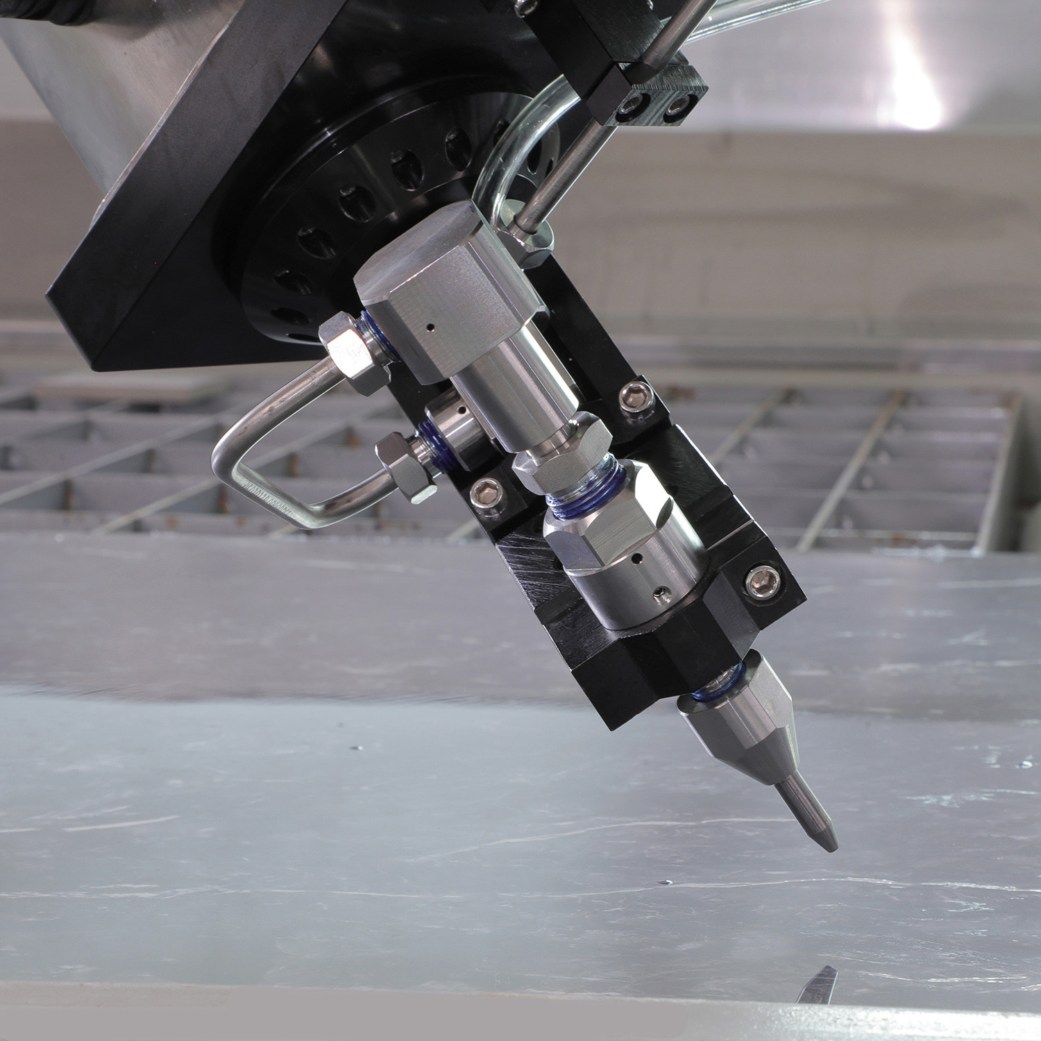 آلة القطع بالماء النفاث ذات الجودة العالية من نوع جسر الرافعة لقطع الرخام الزجاجي العقلي