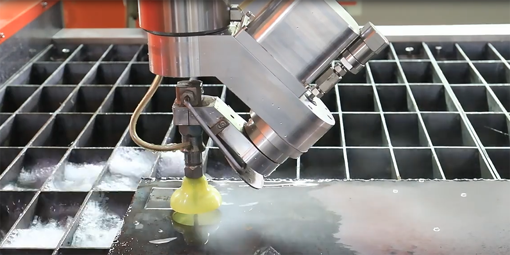 ما مدى سمك الفولاذ الذي يمكن قطعه بنفث الماء؟