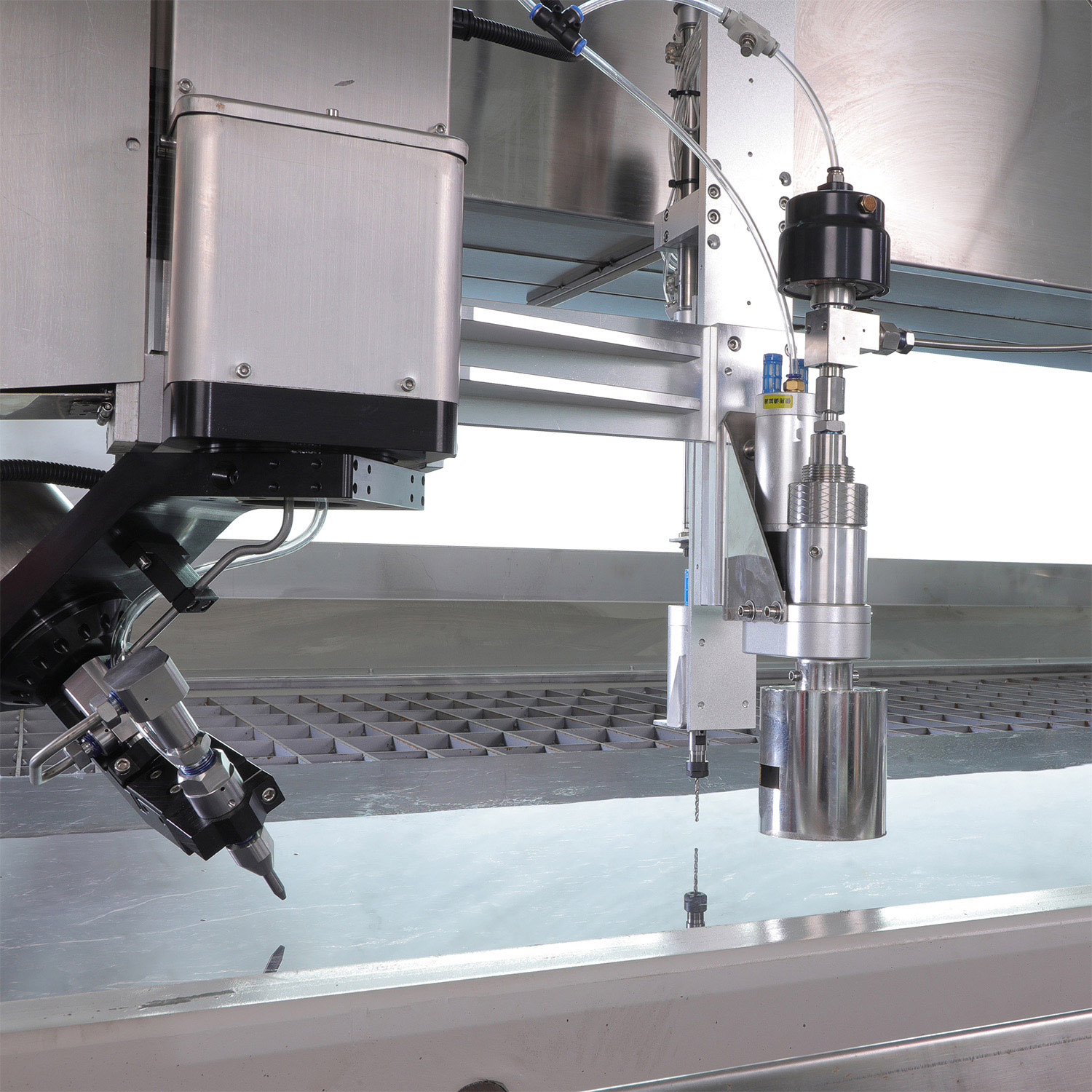 آلة القطع بالماء النفاث ذات الجودة العالية من نوع جسر الرافعة لقطع الرخام الزجاجي العقلي